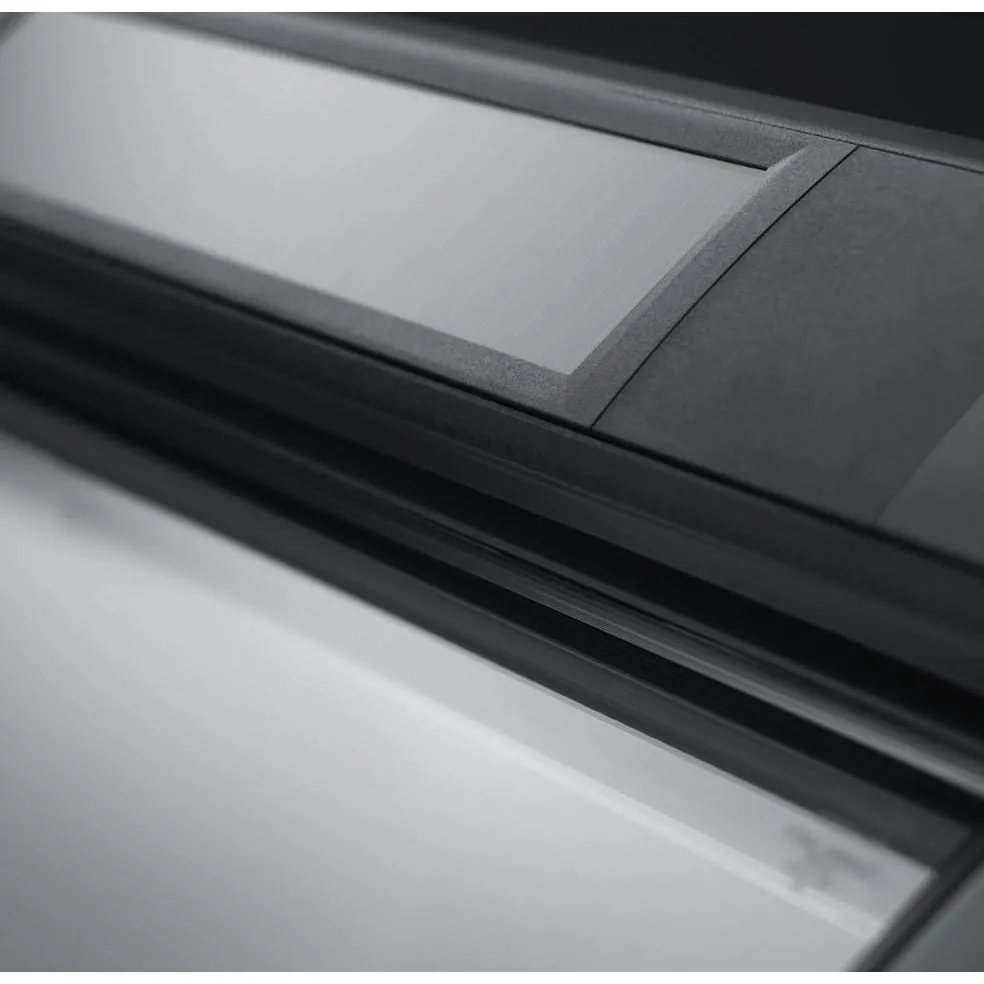 VELUX GGL MK06 206930 Triple Glazed Heat Protection White Painted INTEGRA® SOLAR Window (78 x 118 cm)